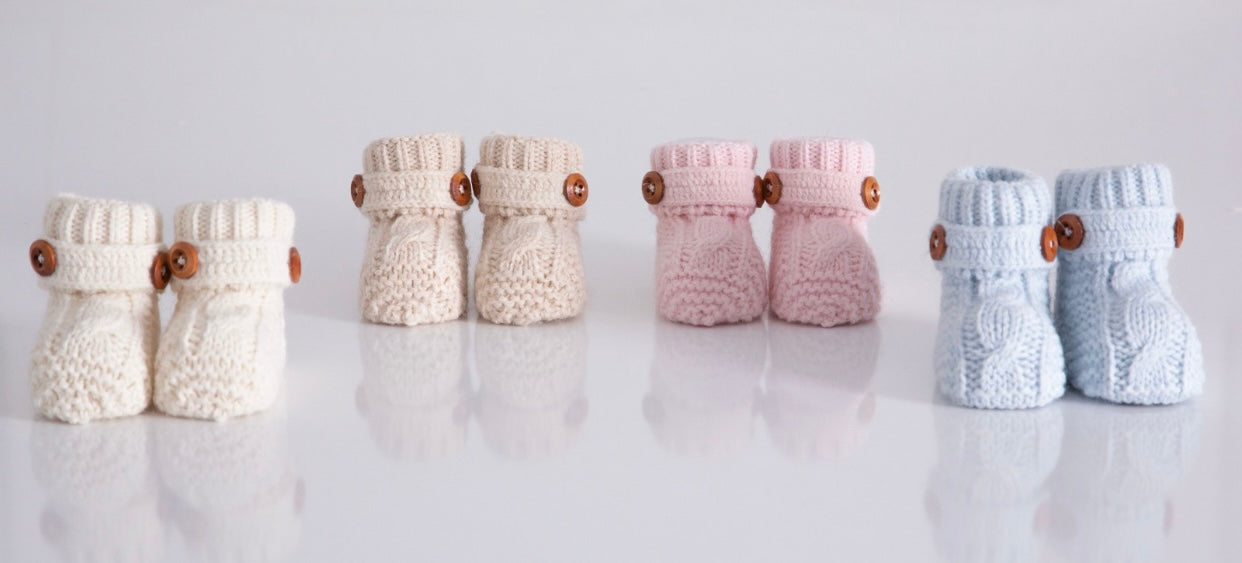 Babyschuhe aus Strick mit Holzknöpfen - FRESITA