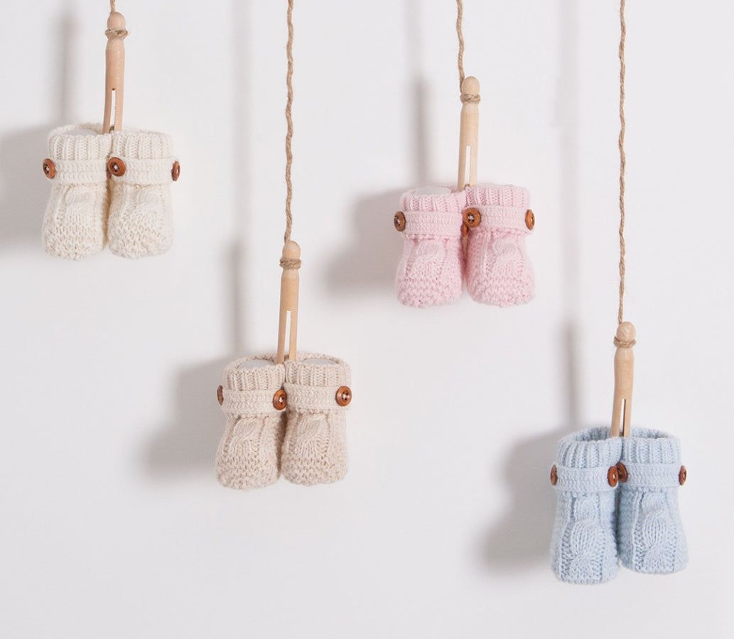 Knitted baby shoes with wooden buttons