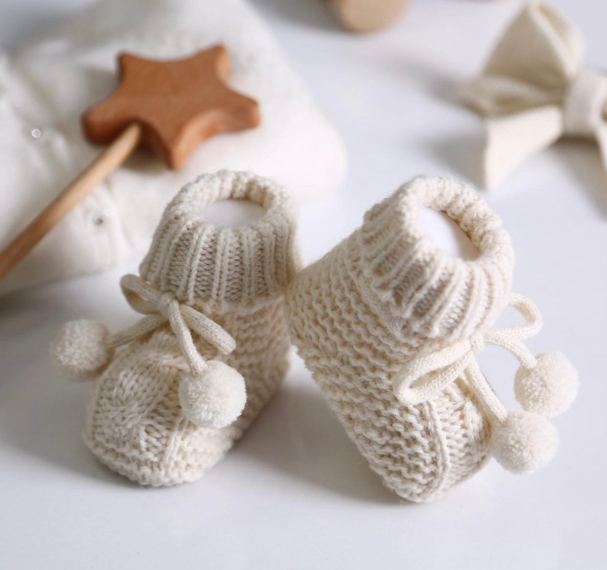 Babyschuhe aus Strick mit Bommel - FRESITA